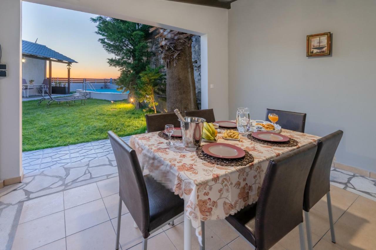 Fontana Luxury With Pool Near Sálakos